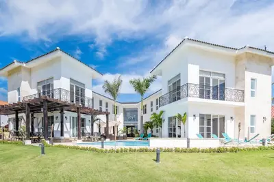 Image de Spectaculaire Villa De 8 Chambres Sur Le Lac Avec Chef Et Maids Gourmand