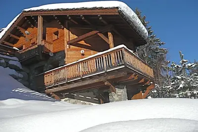 Image de Chalet authentique tout confort au pied des pistes Ă Courchevel