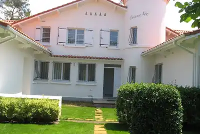 Image de Appartement** tout confort avec jardin Ă 500m de la plage