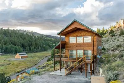 Image de Grand chalet avec une vue imprenable sur le lac et les montagnes environnantes. Quand vous n’êtes pas en train d’explorer