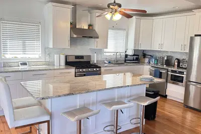 Image de Maison de plage rénovée proche de tout, à quelques minutes de Boston