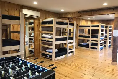 Image de Hurlant Wolf Bunk House - 28 $ / personne (24 personnes)