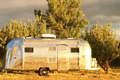 Image de Silver Fox: Airstream dans un verger à 15 minutes du centre-ville de Durango