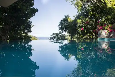 Image de Personnel exceptionnel. Vue magnifique sur la mer parmi les arbres, à 5 min de la plage.