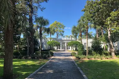 Image de Marshfront Classic Sea Island Cottage w / vélos et salle de jeux! Étapes de la plage