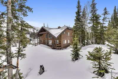 Image de Cabine spacieuse avec de belles vues et une grande terrasse arrière! Profitez de jouer au baby-foot et au ping-pong lorsque