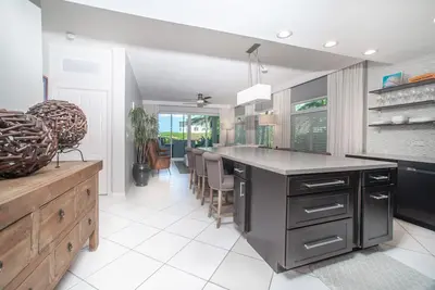 Image de Magnifique! Condo de luxe au rez-de-chaussée récemment rénové Seven Mile Beach