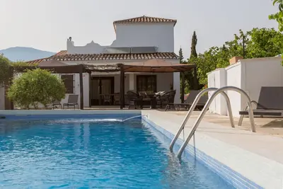 Chale With Pool To 1 Km From Urban Center For 8 People