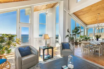 Image de Incroyable Ocean Front Home avec 3 Master Suites et plage isolée