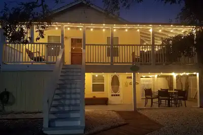 Image de Niché entre le canal Beach & Banks - à pied de Pier, Restaurants & ÉPICERIE!