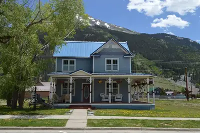 Image de Magnifiquement restaurée maison victorienne de montagne meublée avec des antiquités authentiques!