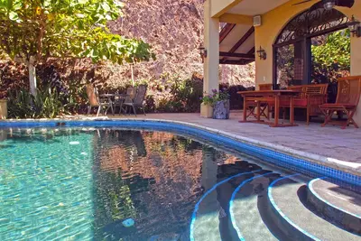 Image de Nouvelle villa de style espagnol avec vue imprenable sur le Pacifique