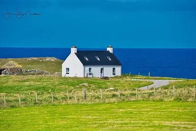 Chalet confortable des Hébrides surplombant l'Atlantique sur la côte ouest de North Uist