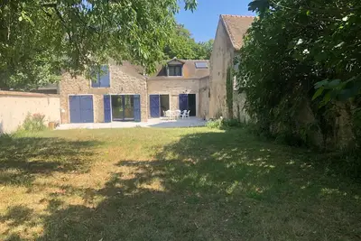 Image de Grande maison indépendante centre village avec grand jardin.