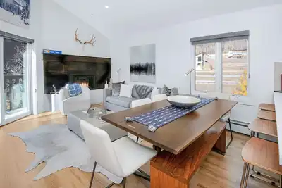 Image de 150 mètres de la télécabine, Condo au dernier étage à Lionshead Vail | Westwind 408