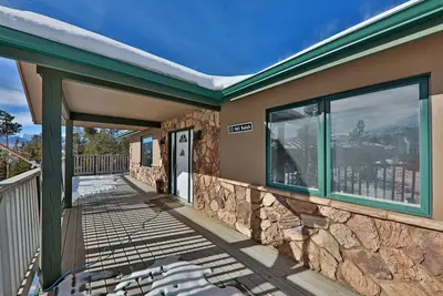 Image de Maison spacieuse avec bain à remous privé et 2 salons!