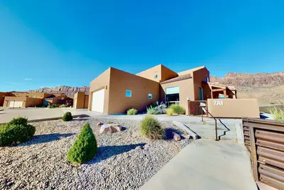 Image de 360 vues et juste à côté de la piscine et du terrain de basket