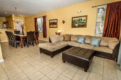 Image de Belle maison de ville, à quelques minutes de Disney et Universal