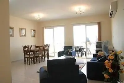 *** Penthouse spacieux et attrayant, 2 chambres, très grande piscine, ascenseur, vue sur la mer