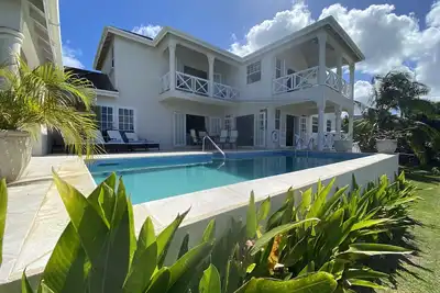 Luxury Villa St James, 4 bed 4 bath, Private Pool, fantastic sea views