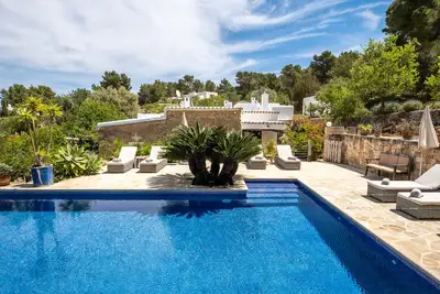 Image de Villa de luxe à Ibiza avec piscine privée.