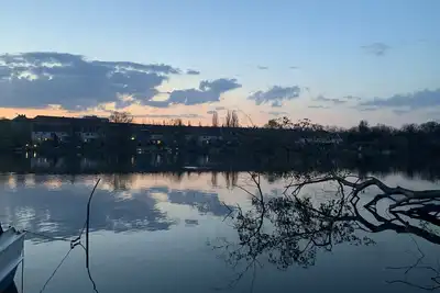 Image de lake-side house