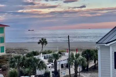 Image de 30 étapes vers la plage! Condo de luxe avec grand porche enveloppant!