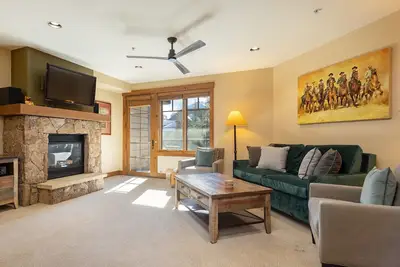 Image de Belle 2br Condo avec de supers équipements. Ski In / Out Gondola