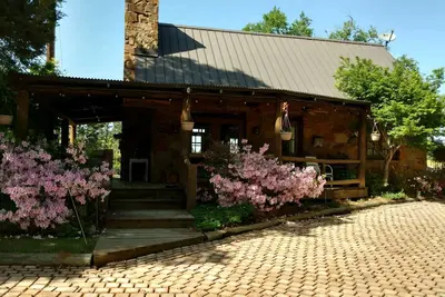 Image de Un chalet en pierre rustique sur un domaine à proximité du Texas State Railroad.