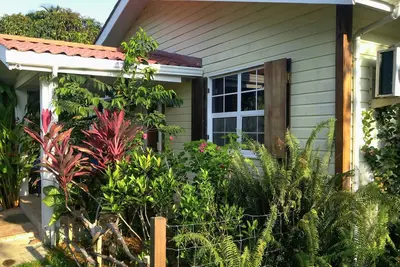 Image de 900 sq ft Casita w / Pool pour un court ou location Ă long terme
