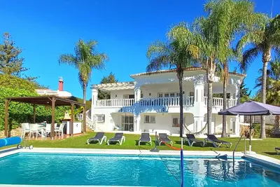 Image de 7 min à pied de la plage avec Wifi gratuit, et possibilité de Piscine CHAUFFÉE.