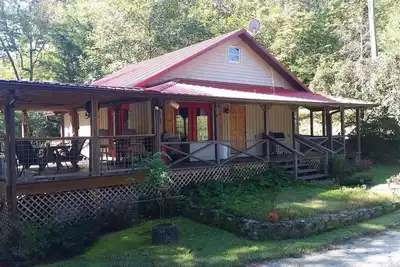 Image de La cabine du toit rouge de Henry sur la rivière Chauga