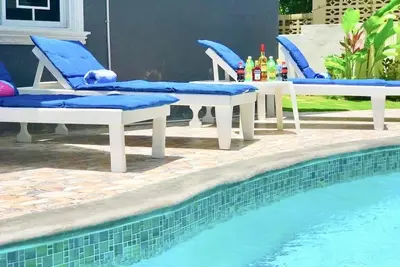 Image de Villa privée! 3bd / 3ba! Bassin. Plage privée de l'autre côté de la rue! !