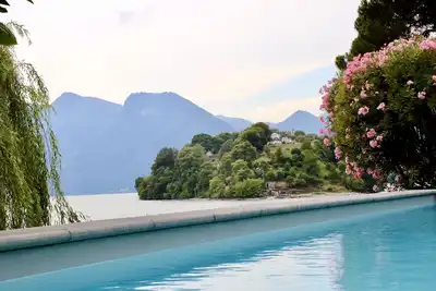 Villa au bord du lac avec jardin privé et piscine. Vue à 180 ° sur le lac et l'île