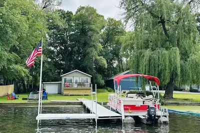 Image de Lakefront Lakehouse w / Pontoon! Bateau, pêchez, bronzez ou nagez dans votre jardin!