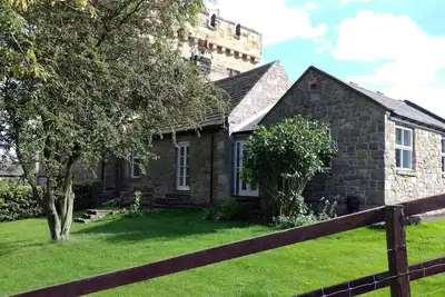 Image de Cottage classé paisible attaché à la tour Pelé avec poêle à bois