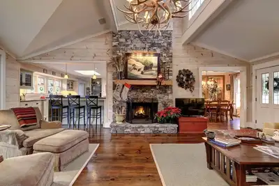 Image de Luxe abordable - 5 min de la rue principale - Quartier haut de gamme, confortable et charmant