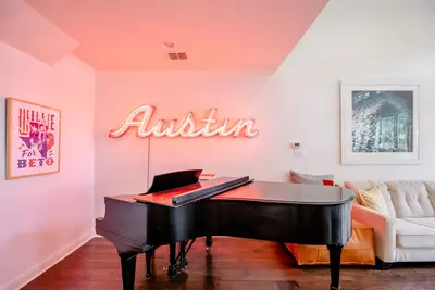 Image de East Austin Luxury Custom Home + Studio Apartment