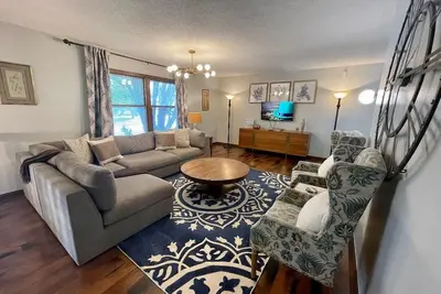 Image de ★ Shady Lane ~ Nbhd tranquille ~ Près du lac ~ Lits King ★