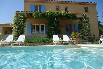 Image de Villa près de Saumane-de-Vaucluse avec piscine privée et beau jardin
