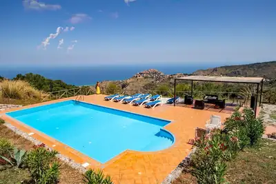 Image de La Collina Dei Nebrodi villa privée avec piscine et vue sur les collines de la Sicile