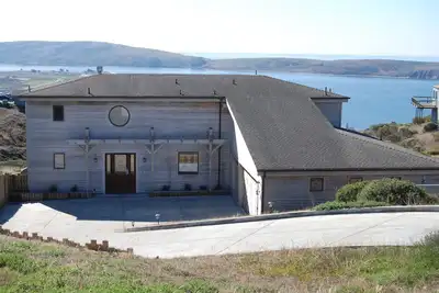 Image de Superbe maison récente de 5 chambres avec vue imprenable sur la plage / l'océan et 4 suites principales