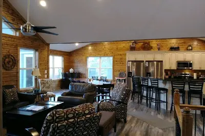 Image de Treasure Cove, New 2018 Waterfront, 9 chambres, 9 salles de bains, quai à deux étages