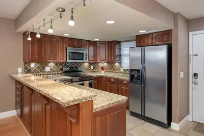 Image de Surplombant le lac avec véranda grillagée!