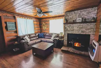 Image de Cozy Cub Log Cabin - Privé 1 acre / grande terrasse / rustique / calme / zone boisée privée