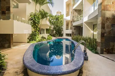 Image de 100 mètres de Mamitas Beach! Condo de luxe 2 chambres à coucher par Bric Vacations!