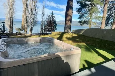 Image de Executive Lake House, Luxurious Beachfront Home, bain à remous, kayaks, Sup, Wi-Fi