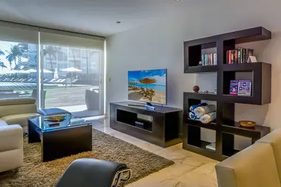 Image de Condo de 2 chambres directement à côté de l'immense piscine à The Elements par Bric