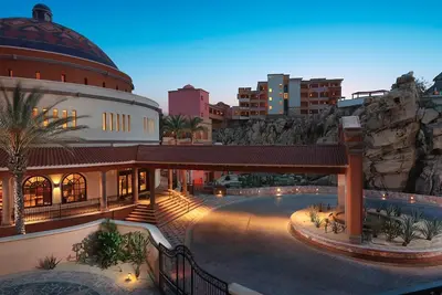 Image de Suite du centre-ville de Cabo San Lucas avec vue sur l'océan et le port