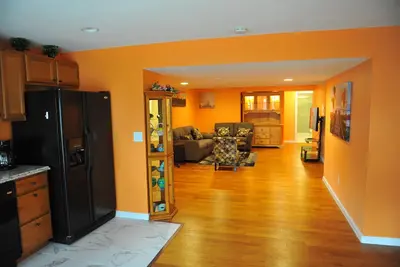 Image de Spacieux Walk Out Sous-sol Appartement entièrement meublé